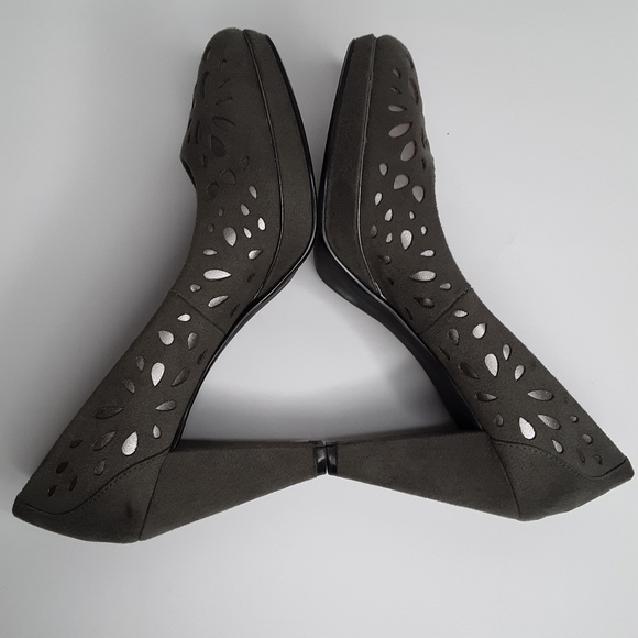 Yellow Box olive faux suede platform pumps - Picture 4 of 8